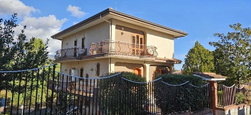 Foto Villa unifamiliare a Mascalucia Centro di 250 m² con 10 locali