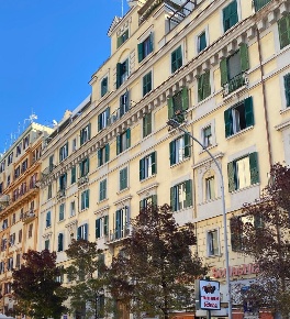 Foto Appartamento in Via Albalonga, Roma Re di Roma di 100 m² con 4 locali