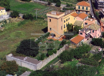 Foto Villa bifamiliare in Vico Calcinara 9, Savona Centro Storico di 350 m²