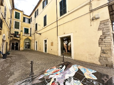 Foto Negozio in Piazza Matteotti 54, Civita Castellana Centro di 430 m²
