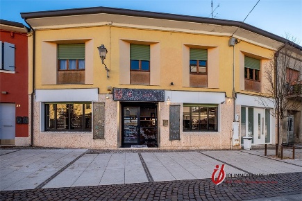 Foto Locale commerciale a Valeggio sul Mincio Centro di 506 m² con 6 locali