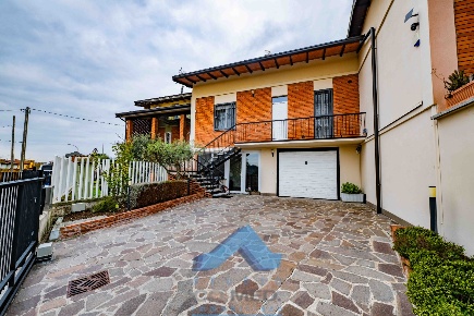 Foto Villa unifamiliare in via Monte Grappa 20, Albano Sant'Alessandro