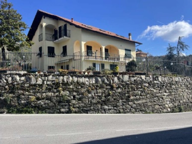 Foto Villa unifamiliare a Leivi Crocetta di 345 m² con 12 locali in vendita