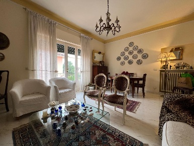 Foto Appartamento a Massa Marina di Massa Centro di 85 m² con 5 locali