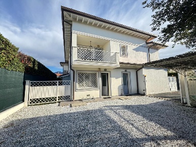 Foto Appartamento a Forte dei Marmi Centro di 150 m² con 6 locali