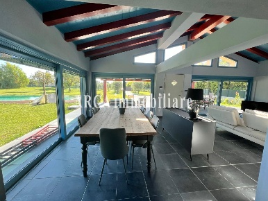 Foto Villa unifamiliare a Pietrasanta di 220 m² con 8 locali in vendita