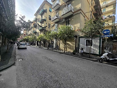 Foto Negozio in Via del Carmine  87, Salerno Carmine di 16 m² con 1 locali
