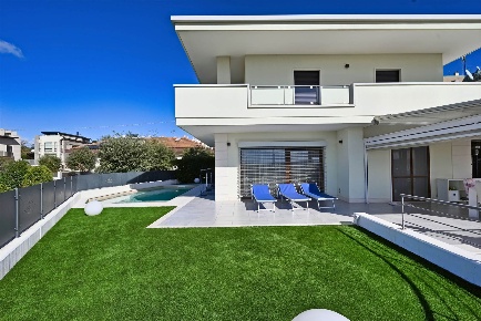 Foto Villa unifamiliare in Via Fratelli Bandiera 57, Putignano di 150 m²