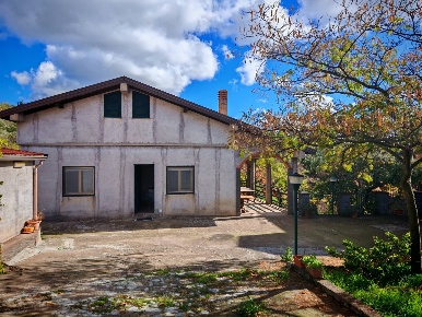 Foto Villa unifamiliare a Santa Maria di Licodia di 110 m² con 4 locali