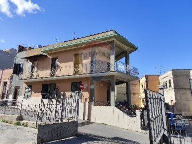 Foto Casa indipendente in Via Iblea, Melilli Centro di 324 m² con 10 locali