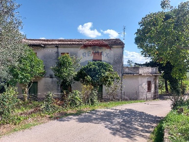 Foto Rustico a San Leucio del Sannio di 230 m² con 6 locali in vendita