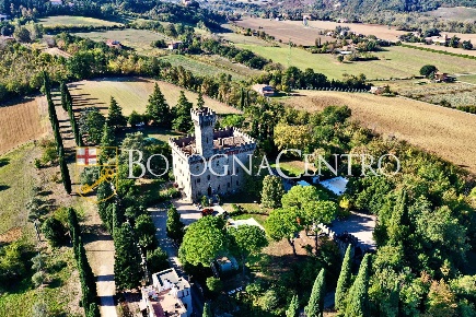 Foto Appartamento in via Tomba Forella, San Lazzaro di Savena di 500 m²