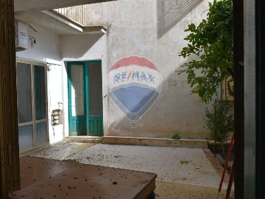 Foto Casa indipendente a Monterosso Almo di 360 m² con 8 locali in vendita