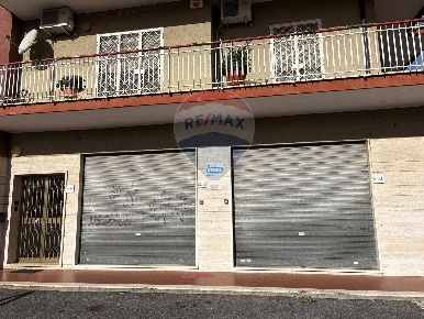 Foto Negozio in Via della Repubblica, Marino Santa Maria delle Mole