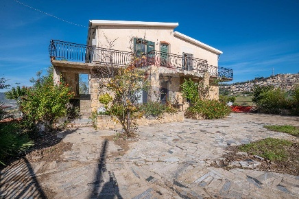 Foto Appartamento in Via Gela, Caltagirone Centro di 151 m² con 6 locali