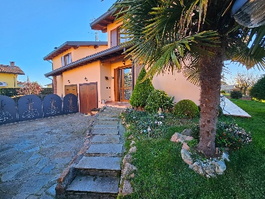 Foto Villa bifamiliare in Via Mezzomerico, Marano Ticino di 230 m²