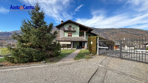 Foto Casa indipendente in Frazione Bovet, Gressan Centro di 490 m²