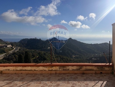 Foto Casa indipendente a Casalvecchio Siculo Centro di 92 m² con 4 locali