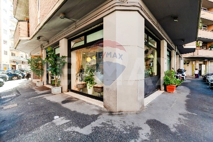 Foto Locale commerciale a Roma Marconi di 65 m² con 2 locali in affitto