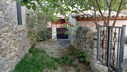 Foto Rustico a Chiaramonte Gulfi di 100 m² con 1 locali in vendita