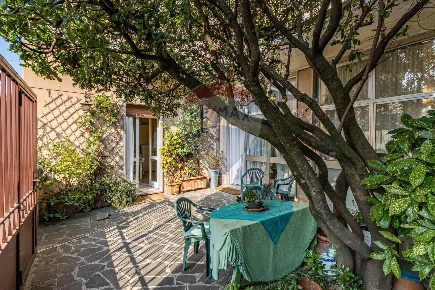 Foto Casa indipendente in Via Carducci, Besana in Brianza Centro di 317 m²