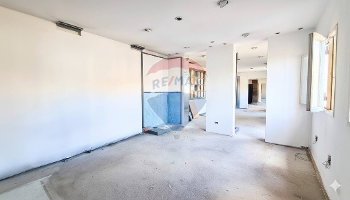 Foto Attività commerciale in via Francesco Cilea, Empoli di 214 m²