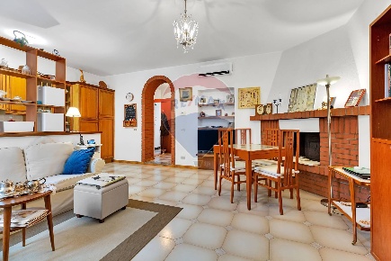 Foto Casa indipendente in via L. Cadorna, Melegnano di 200 m² con 5 locali