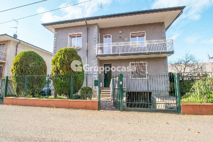 Foto Villa bifamiliare in Via Leopardi, Magenta Centro di 225 m² in vendita