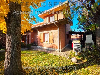 Foto Villa unifamiliare a Savignano sul Panaro di 251 m² con 10 locali