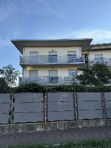 Foto Appartamento in Via Puccini 10, Madone di 98 m² con 6 locali all'asta