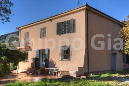 Foto Villa unifamiliare a Alassio di 220 m² con 8 locali in vendita