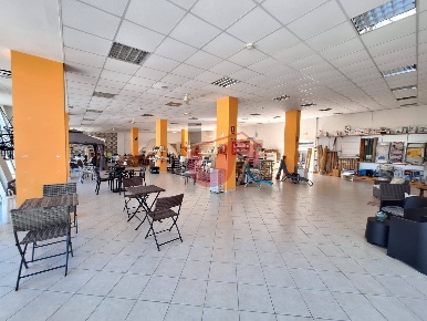 Foto Negozio in Via Tre Santi, Ceppaloni di 400 m² in affitto