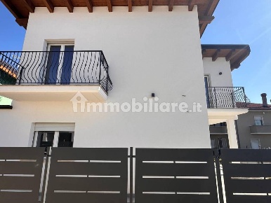 Foto Villa bifamiliare in Via Caruscino 107, Avezzano Centro di 130 m²