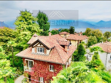 Foto Villa unifamiliare a Stresa Centro di 220 m² con 10 locali in vendita