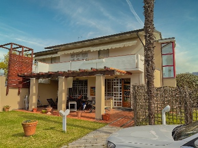 Foto Villa unifamiliare a Massa Rinchiostra - Quercioli di 320 m²