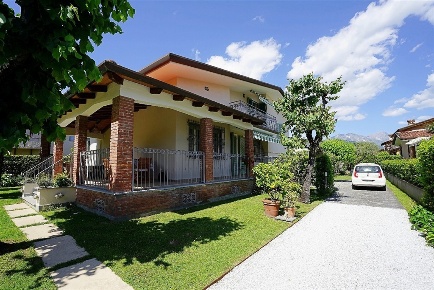 Foto Villa unifamiliare a Forte dei Marmi Centro di 200 m² con 8 locali