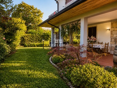 Foto Villa bifamiliare in Via Goldoni 8, Peschiera del Garda di 110 m²