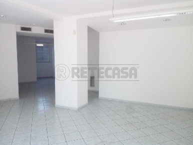 Foto Locale commerciale in Piazza Garibaldi, Crema di 70 m² con 1 locali