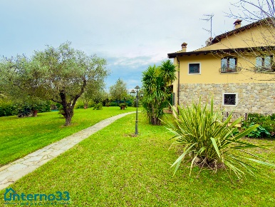 Foto Villa unifamiliare in Via Isola 51, Luni di 330 m² con 9 locali