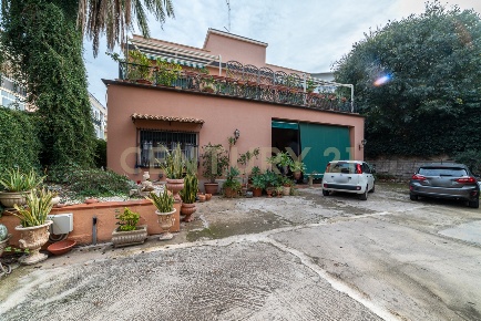 Foto Villa unifamiliare in Viale Scala Greca, Siracusa di 450 m² in vendita