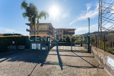 Foto Appartamento in Via Teocrito 10, Aci Catena di 97 m² con 5 locali