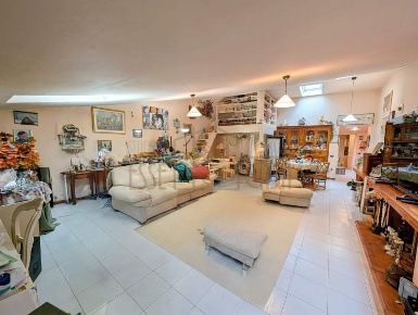 Foto Attico a Camaiore Camaiore Paese di 170 m² con 7 locali in vendita