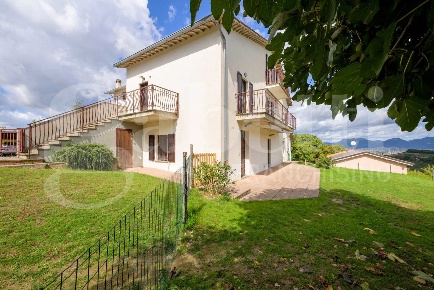 Foto Casa indipendente in Via Frazione Colonnata 29, Gubbio di 240 m²