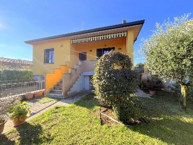 Foto Villa unifamiliare a Mesero di 151 m² con 4 locali in vendita