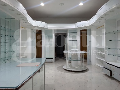 Foto Negozio in Via Gaetano De Rosa 00, Bacoli Centro di 70 m² con 2 locali