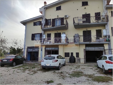 Foto Magazzino in Via Tiberina, Fiano Romano di 180 m² con 3 locali