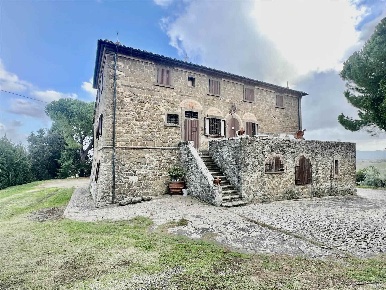 Foto Villa unifamiliare a Montecatini Val di Cecina di 710 m² con 8 locali