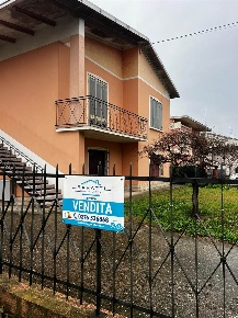 Foto Casa indipendente a Suzzara Centro di 256 m² con 8 locali in vendita