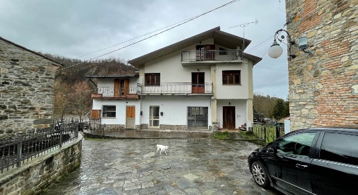 Foto Casa indipendente in Via della Chiesa 2, Fabbrica Curone di 340 m²
