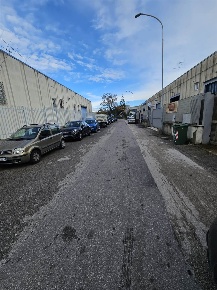 Foto Capannone industriale in via Tommaso Caruto, Salerno di 340 m²